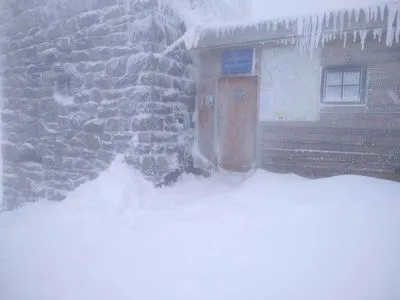 "Снега местами выше колена": в Карпатах бушует непогода