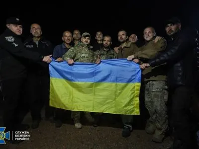 Большой обмен пленными: появились первые фото и видео возвращения украинских героев