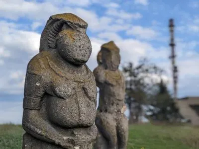 Российские варвары разбили уникальный памятник возле Изюма, которому тысячи лет
