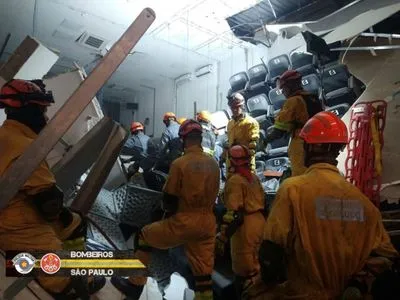 Щонайменше дев'ятеро людей загинули під час обвалу складу в Бразилії під час візиту високопосадовців