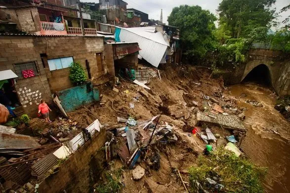 По меньшей мере семь человек погибли в результате оползней в Сальвадоре