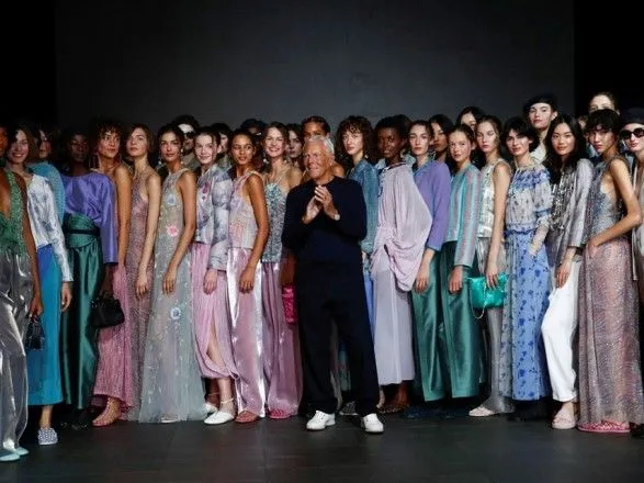 Milan Fashion Week: Armani представил женские образы вдохновленные путешествиями