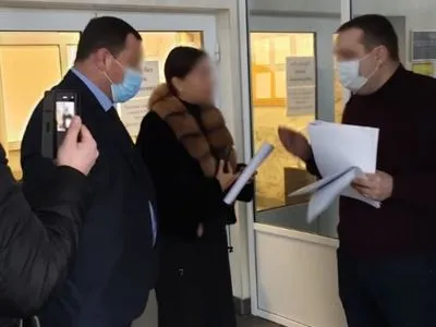 "Слуга" Кузьминых выбросил из автомобиля обвинительный акт. Его дело отправили в суд