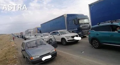 Стоят по 12 часов: на фоне мобилизации в рф на выезд в Казахстан длинные очереди