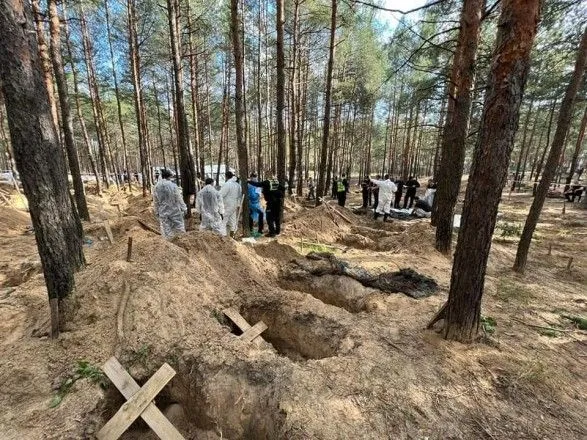 Ексгумація тіл із масового поховання в Ізюмі завершена: з могил дістали 447 загиблих