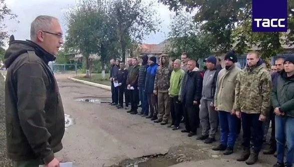 Під дулами автоматів: окупанти зумсили полонених в Оленівці голосувати на "референдумі"