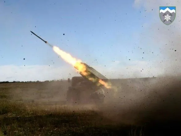 Втрати ворога уточнюються: українські військові вдарили по 4 складам боєприпасів та 10 районам зосередження живої сили