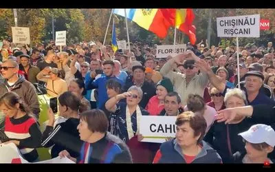 В столице Молдовы тысячи людей требуют отставки правительства