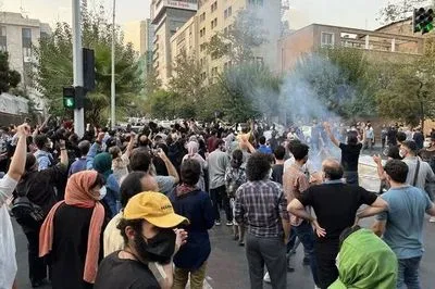 Десять днів протестів: Іран активізував арешти активістів та журналістів