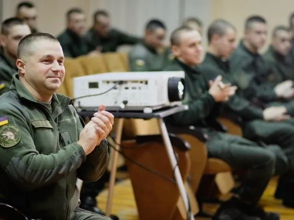 “Кіно заради перемоги”: українські кінематографісти презентували столичним нацгвардійцям військову драму
