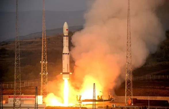 Китай запустив у космос три нові супутники