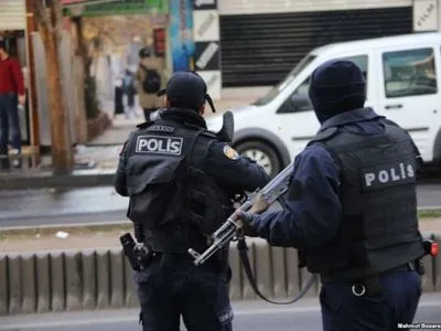 В Турции возле полицейского участка произошел взрыв, ранены двое офицеров