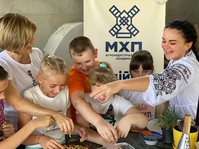 Благотворители устроили праздник для детей военных и переселенцев в Тернопольской области