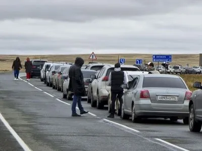 Понад 194 тисяч росіян втекли від мобілізації за кордон – AP