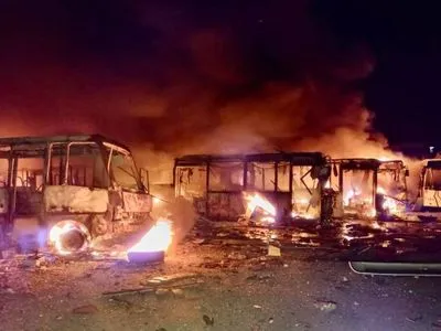 В Днепре от обстрелов пожар: сгорело более 100 автобусов