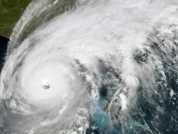 Ураган "Ієн" сягнув берегів Флориди: понад 2 млн абонентів залишилися без світла