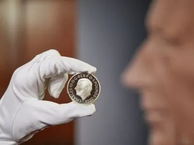 В Британии представили первые монеты с изображением короля Карла ІІІ