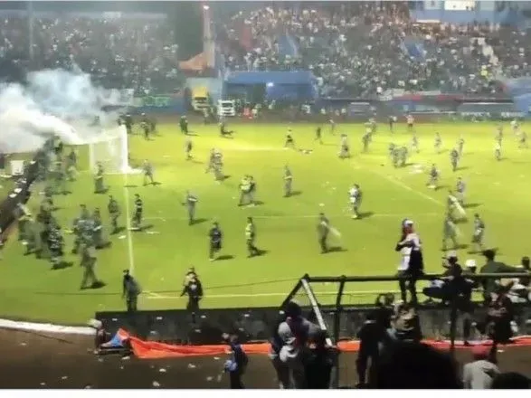 v-indoneziyi-pid-chas-futbolnogo-matchu-zaginulo-127-lyudey