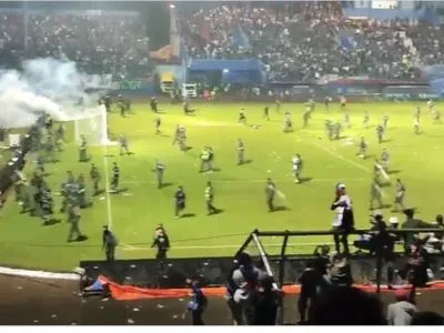 В Індонезії під час футбольного матчу загинуло 127 людей
