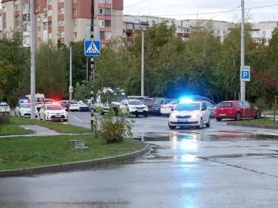 Стрілянина біля школи у Чернівцях: у поліції повідомили деталі, спецоперація по затриманню стрільця - триває