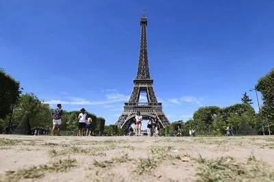 Париж відмовився від  планів скандального перепланування навколо Ейфелевої вежі