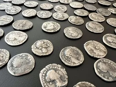 Під виглядом ділових паперів: з України хотіли вивезти 210 старовинних монет