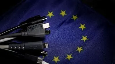 Законодатели ЕС обязали всех производителей смартфонов выпускать единое зарядное устройство