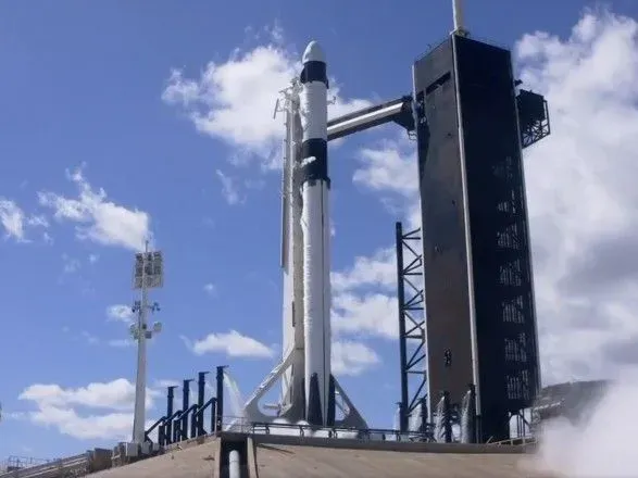 Falcon 9 космическим кораблем с Crew Dragon стартовал к МКС
