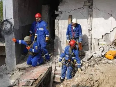 В Изюме спасатели разобрали около 20 тонн остатков строительных конструкций