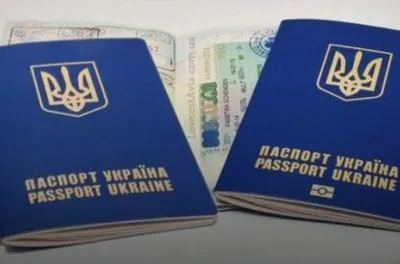Закордонні паспорти та ID-картки: в Польщі подорожчали ціни на послуги для українців