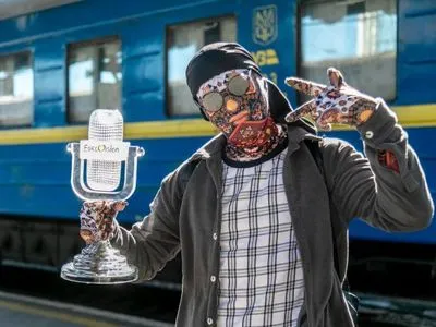 Евровидение-2022: новый хрустальный микрофон группы Kalush поездом прибыл в Киев