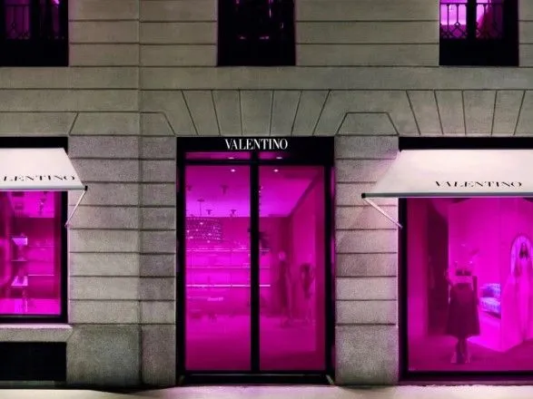Модный дом Valentino будет выключать подсветку в магазинах в нерабочее время из-за экономии энергии