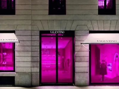 Модный дом Valentino будет выключать подсветку в магазинах в нерабочее время из-за экономии энергии