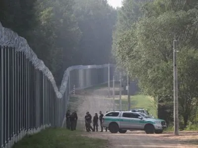 Литовские пограничники опубликовали, как белорусы портят стену на границе, чтобы нелегально пересечь границу