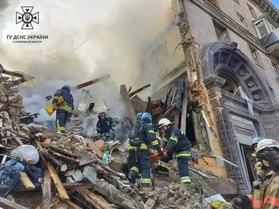 В Запорожье из-под завалов после вражеских ударов достали тела 11 погибших - ГСЧС