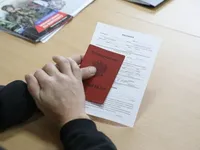 Чоловіків, які отримали російські паспорти, зупиняють на виїздах з Мелітополя і відправляють воювати проти України