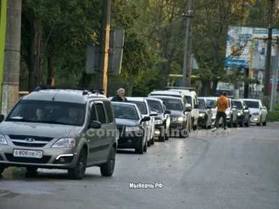 К паромной переправе в Керчи после взрыва на мосту многокилометровая очередь: машины прибывают
