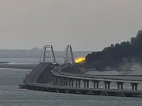 РосСМИ показали фуру, которая вероятно взорвалась на крымском мосту