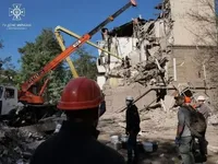 В Запорожье продолжают разбор завалов после вражеских ударов: 17 погибших