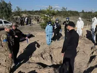 На місці масового поховання у Лимані ексгумували перші 20 тіл