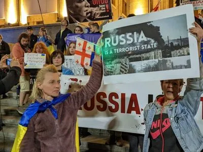 "россия - государство-террорист": в Грузии сотни людей вышли на акцию против ракетных ударов по Украине