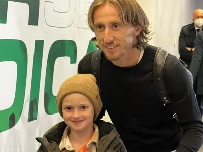 Футболист "Реала" Лука Модрич встретился с мальчиком, который потерял родителей в Мариуполе