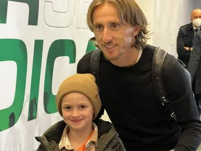 Футболіст "Реалу" Лука Модрич зустрівся з хлопчиком, який утратив батьків у Маріуполі