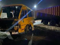 На автошляху Одеса-Рені сталася ДТП за участю двох вантажівок і маршрутки, є постраждалі
