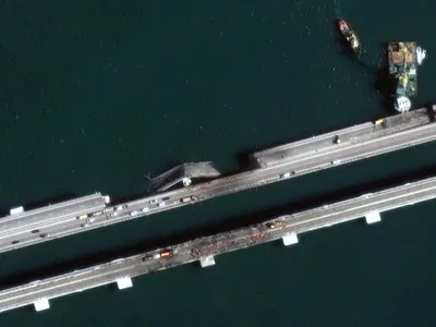 Компанія Maxar показала нові супутникові знімки пошкодженого Кримського мосту