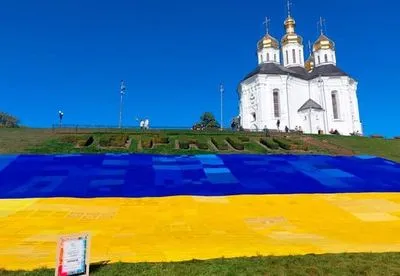 В Чернигове создали самый большой вязаный флаг Украины