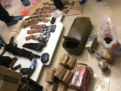 Убивство поліцейської в Чернівцях: у квартирі стрілка знайшли арсенал зброї
