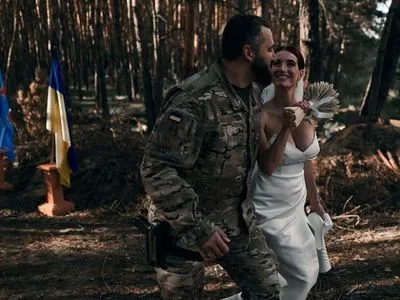 Расписывал генерал ВСУ: украинская снайперша Эмеральд вышла замуж на передовой