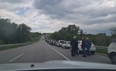 рашисти продовжують утримувати жителів у заручниках на блокпосту у Василівці