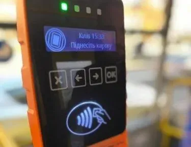 В Киеве запустили оплату банковской картой в автобусах